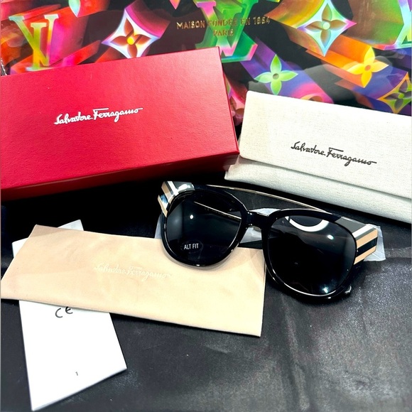 Salvatore Ferragamo SF882SA Cat-eye Sunglasses Black Grey 54mm Box Case NWOT​​